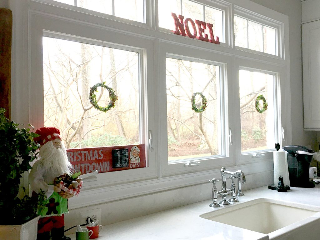 Miniature DIY Christmas wreaths in the window 